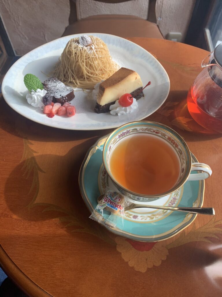 Poisson Bleu CAFE（ポワッソンブルーカフェ）の紅茶とスイーツ
