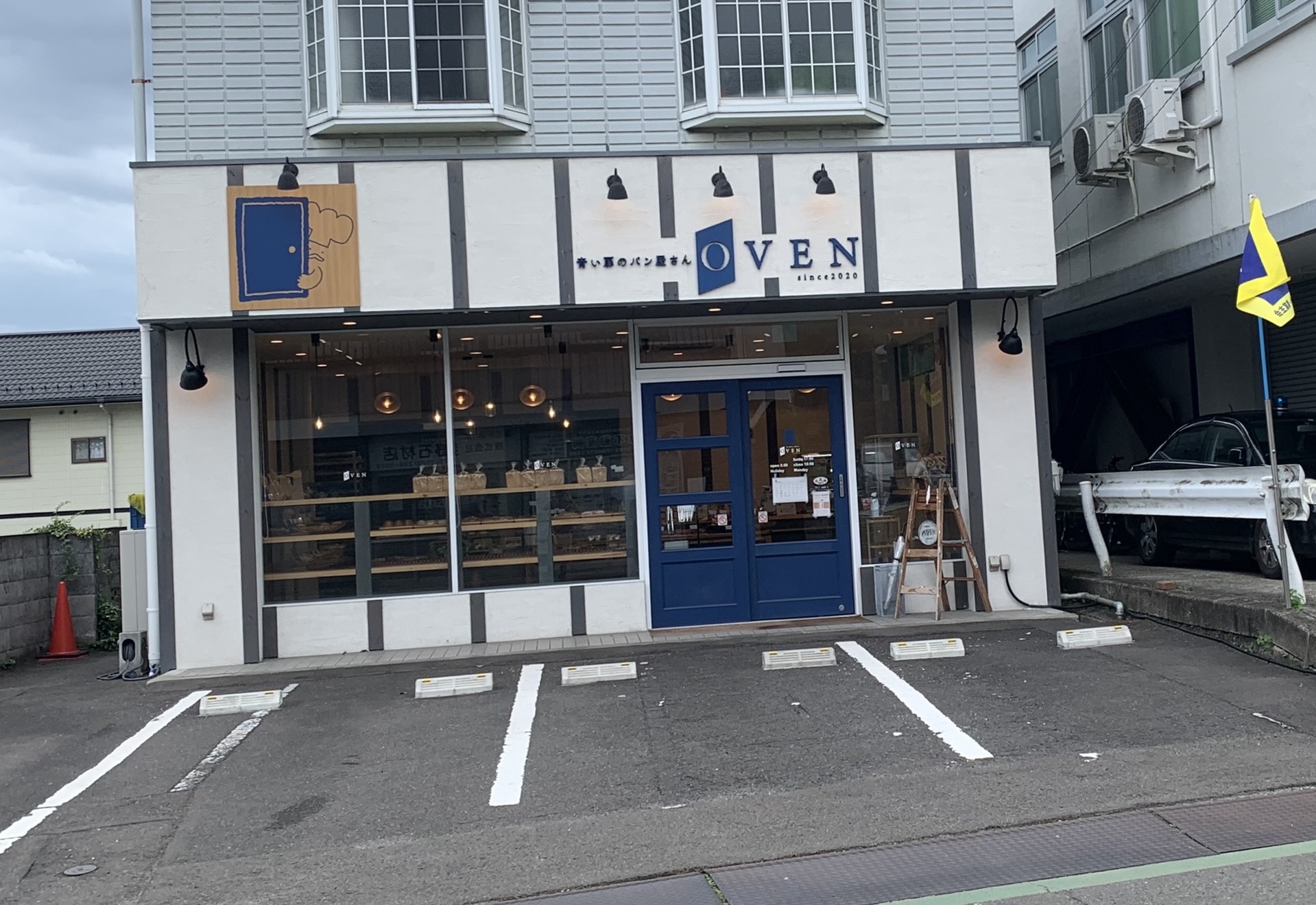 青い扉のパン屋さんOVEN(オーブン)のお店外観と駐車場イメージ