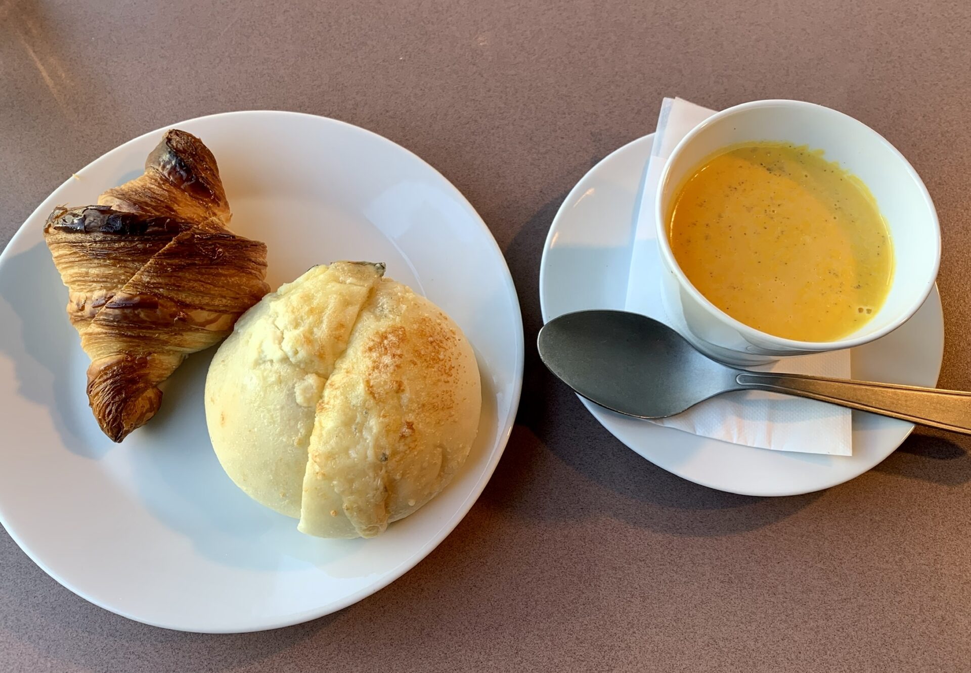 仙台市の大学病院前にあるカフェ【cafe de MOU(カフェ ド ムー)】のモーニング、パン２種と本日のスープ（税込650円）